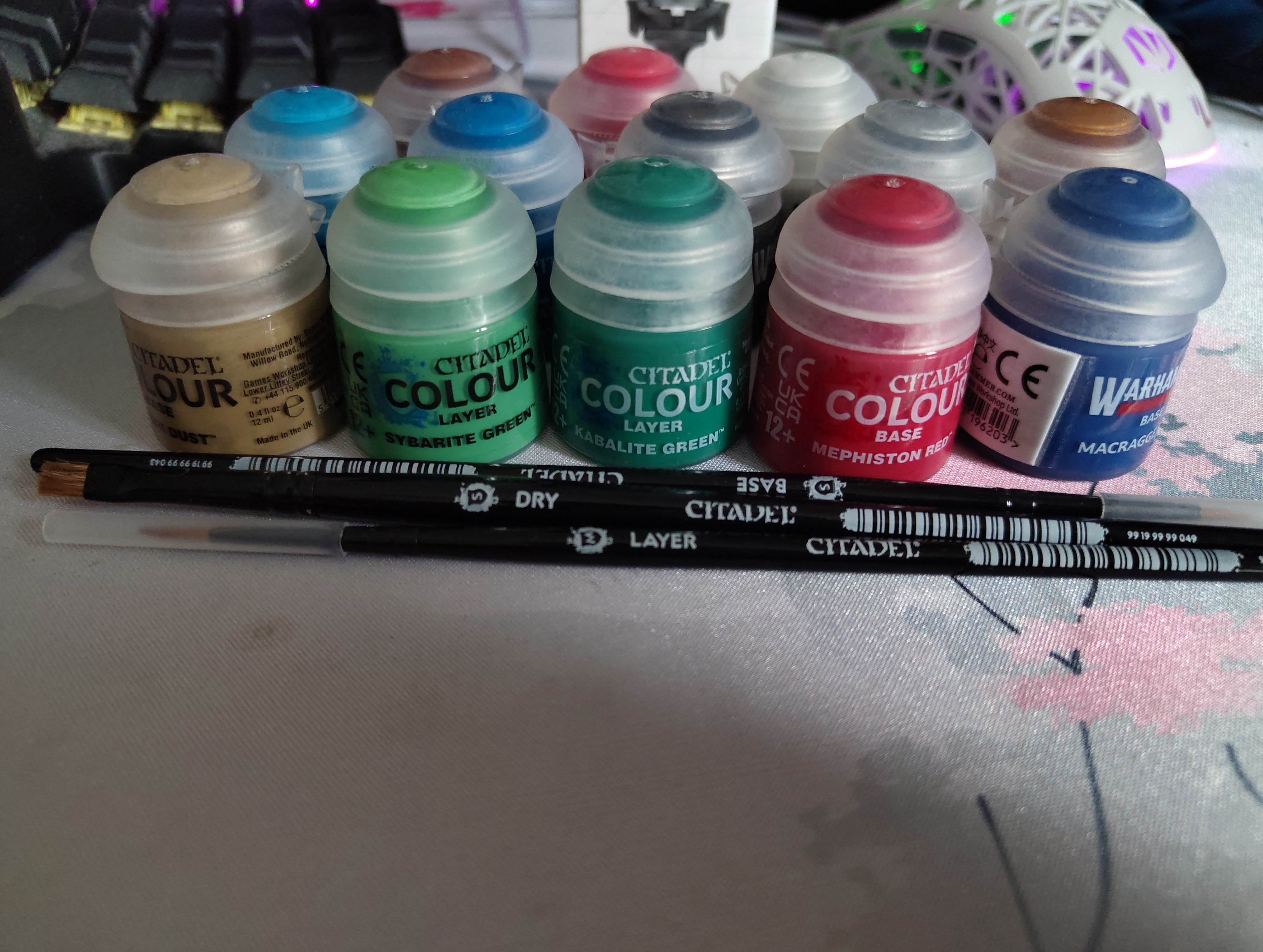 İş için seçilen palet — Zandri Dust, Sybarite ve Kabalite Green, Mephiston Red, Macragge Blue, altınlar, gümüşler ve beyazlar